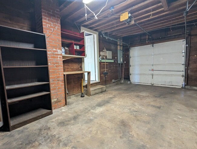 Building Photo - Beautiful 2 bedroom/1 bath home with solid surface flooring!