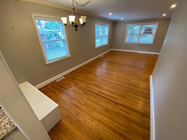 Building Photo - Amazing Brick 3 bedroom 2 bathroom rental ...