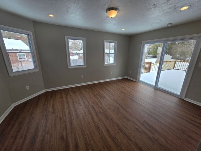 Building Photo - 8 W Chestnut Hill Rd