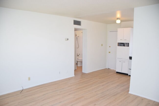Building Photo - 1 BEDROOM WITH GRASS COURTYARD