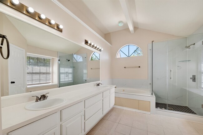 Building Photo - 814 Heathgate Dr