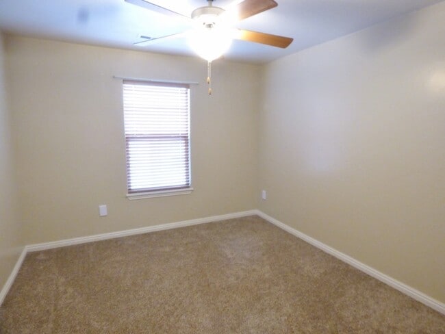 Building Photo - 3 Bd 3.5 Bath Model Like Townhome in Riverton