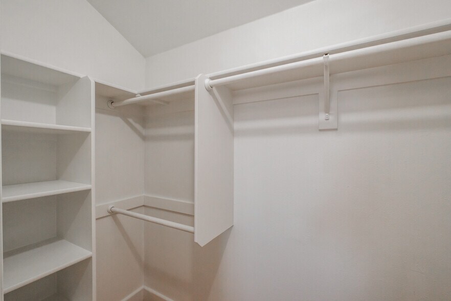 master closet - 14607 Dominic Rd NE