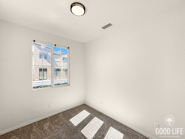 Building Photo - Beautiful 3B/3BA Townhome in Gated Communi...