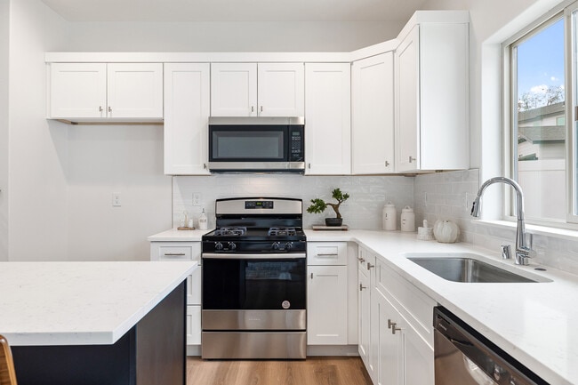 Building Photo - 1074 S Underwood Pl