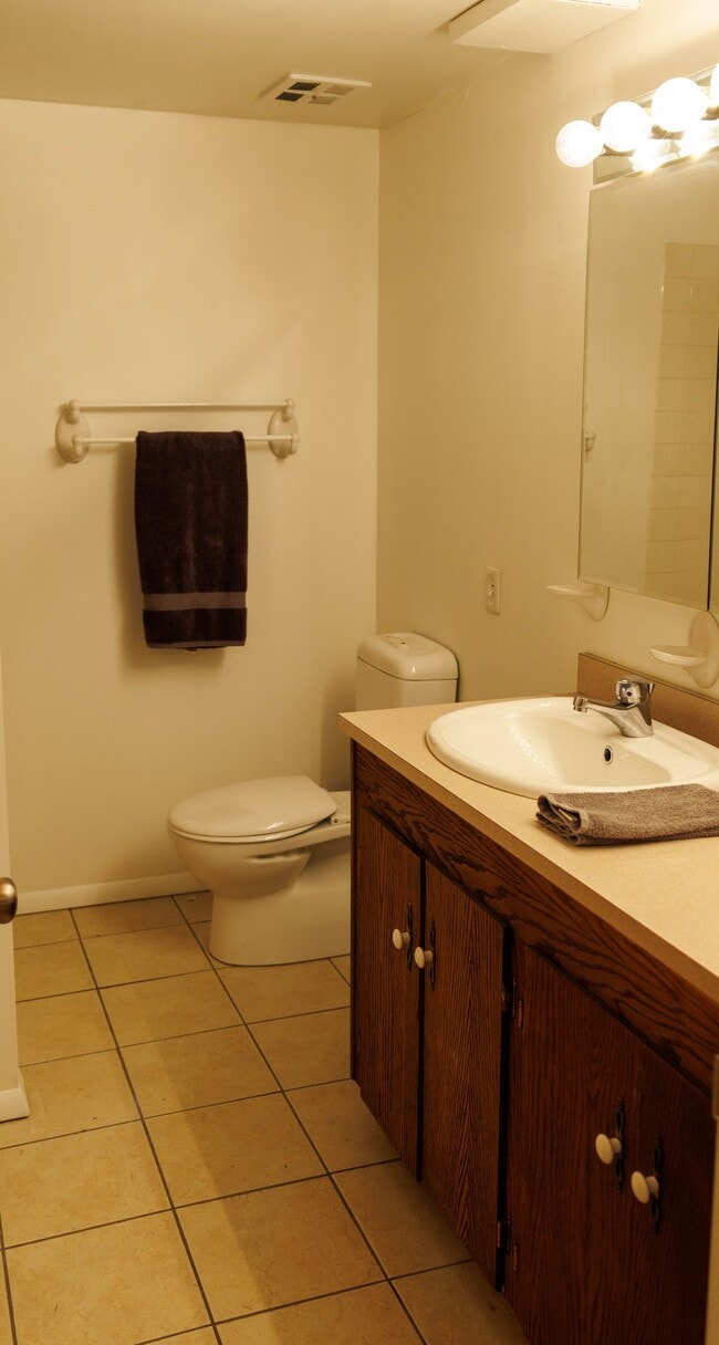 Building Photo - 2750 Greenbriar Dr