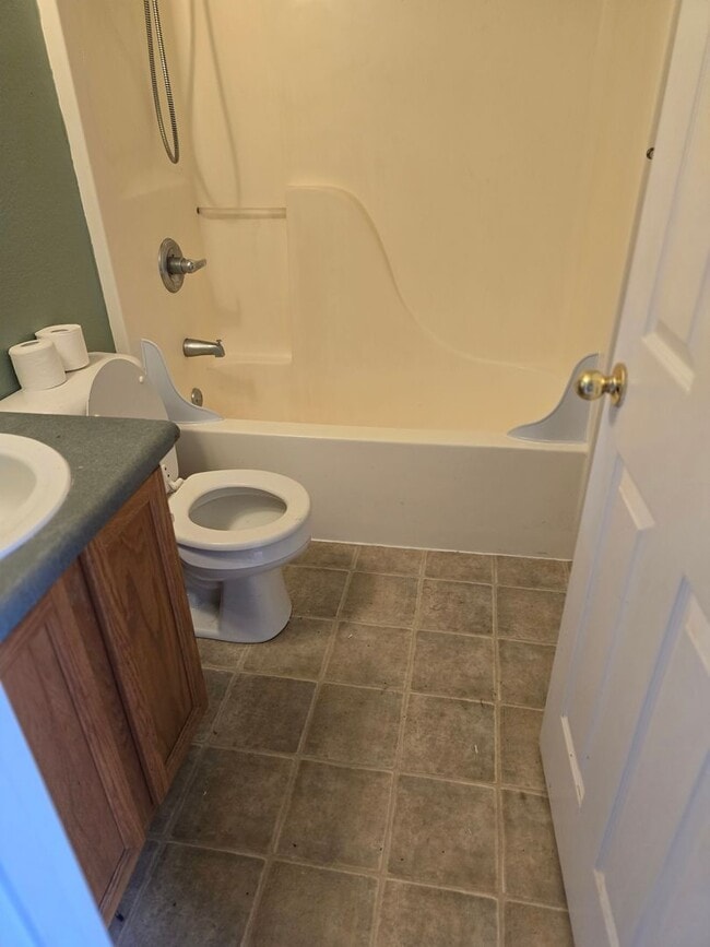 Building Photo - 3 bed 2 bath Home for Rent in Grants Pass