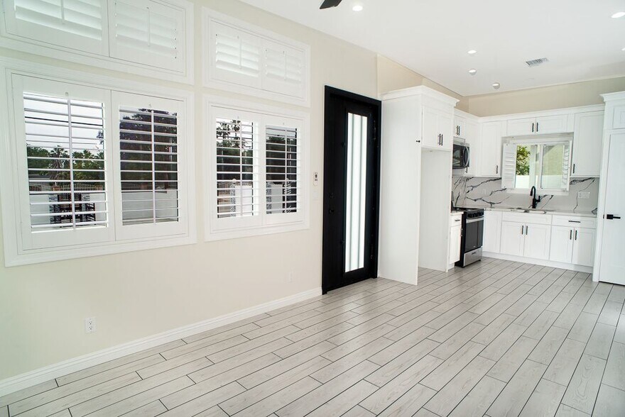 Building Photo - 13310 Glenoaks Blvd