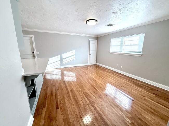 Building Photo - Updated 2BD 1BA Apartment in Historic Crown Heights!!