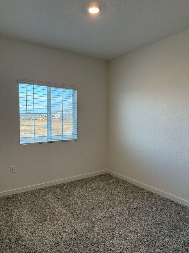 Building Photo - Beautiful 5 bed 3 bath located in West Ros...