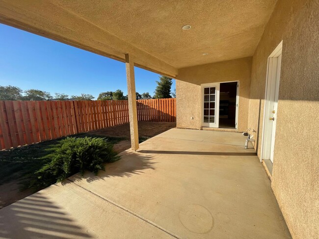 Building Photo - Beautiful Hesperia Starter Home, 2 Bedroom...