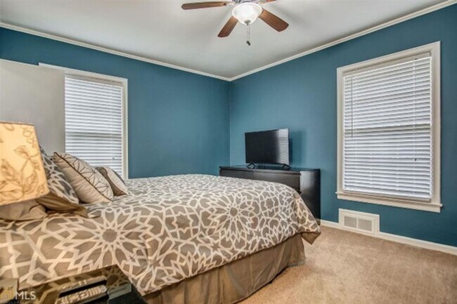 Building Photo - Discover the charm of this cozy single-family home, where your dreams can take shape and flourish!