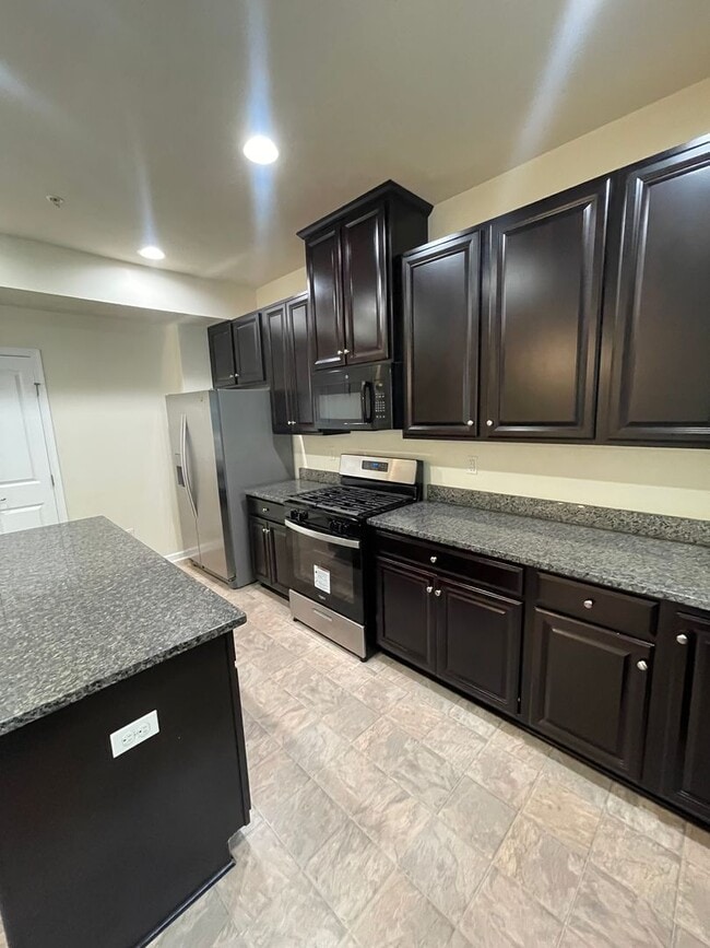 Building Photo - Gorgeous 3 BD/ 2.5 BA Townhouse Available ...