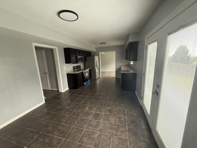 Building Photo - 4826 Golfview Dr NE