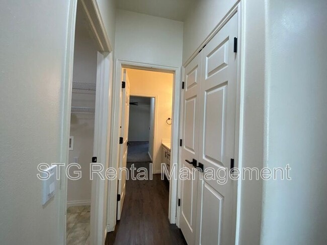 Building Photo - 3427 E Sweetwater Springs Dr