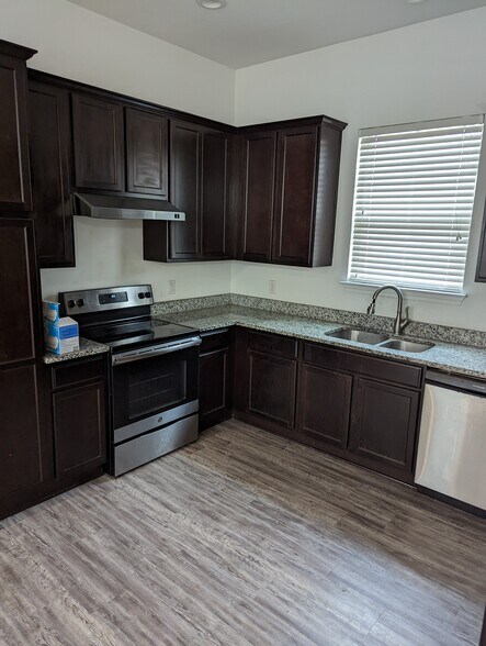 Building Photo - 801 Hallie Cv