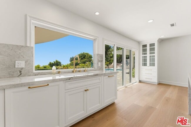 Building Photo - 1725 Loma Vista Dr