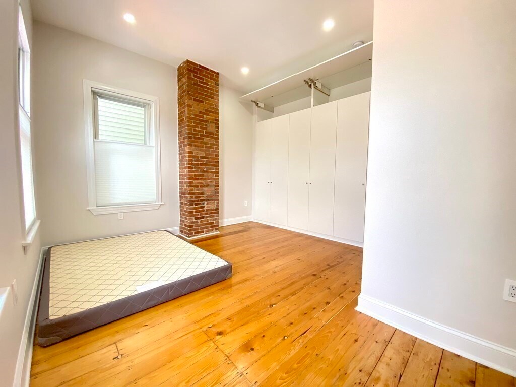 Building Photo - 258 W Broadway