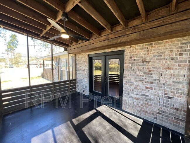 Building Photo - 10494 Wade Dr