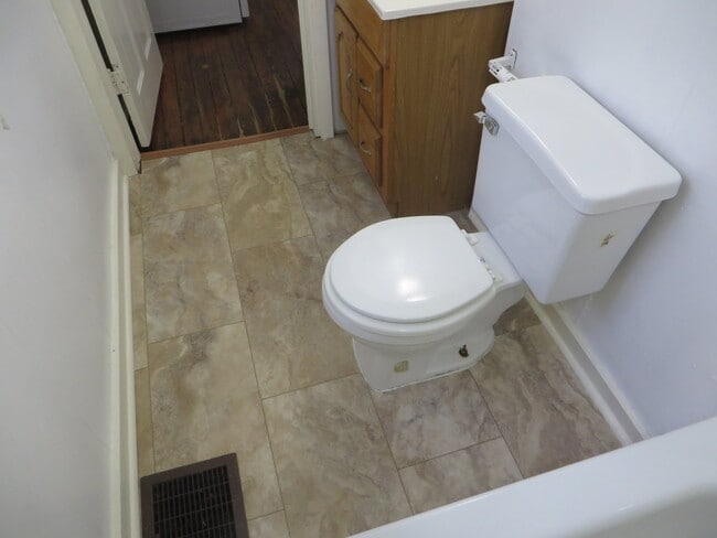 Building Photo - February - One Bedroom Cottage House in the Heart of Downtown (West Central, Downtown)