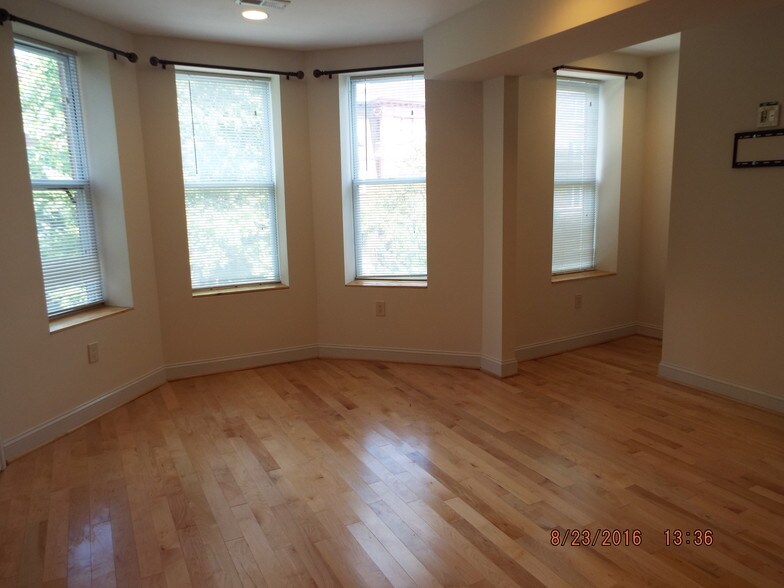 Living Rm - 1478 Chapin St NW