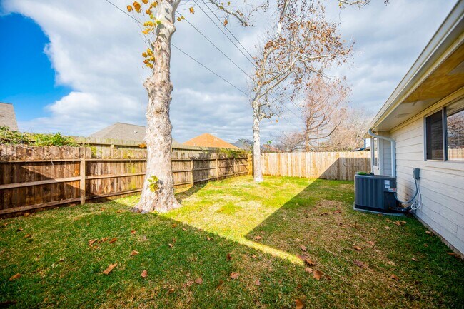 Building Photo - 121 Coffee Ln