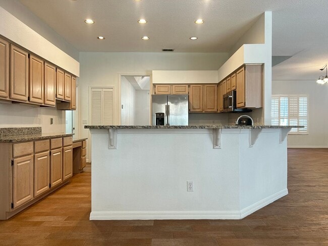 Building Photo - Beautiful Home with Water View in Eastwood!