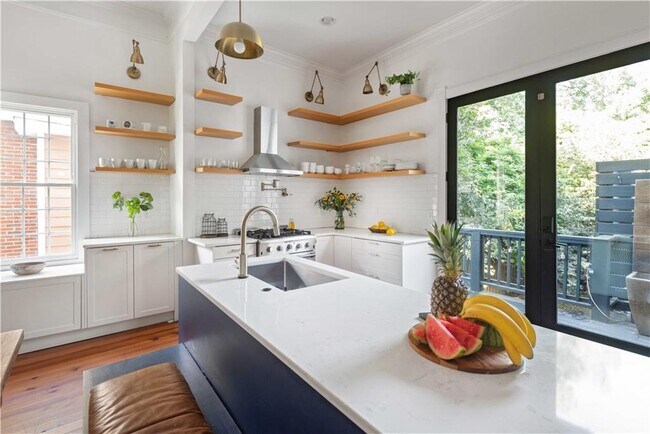 Building Photo - 383 Park Ave SE