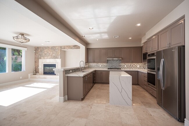 Building Photo - Live The Red Rock Country Club Lifestyle!!