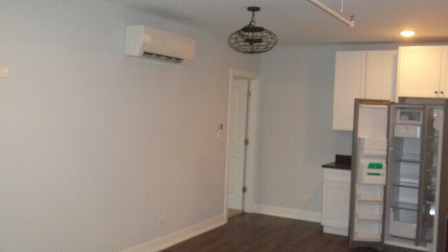 Building Photo - 850 N State St