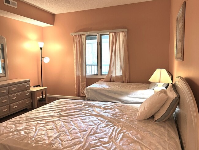 Building Photo - Furnished 2 Bedroom, 2 Bath, 2nd Floor Con...