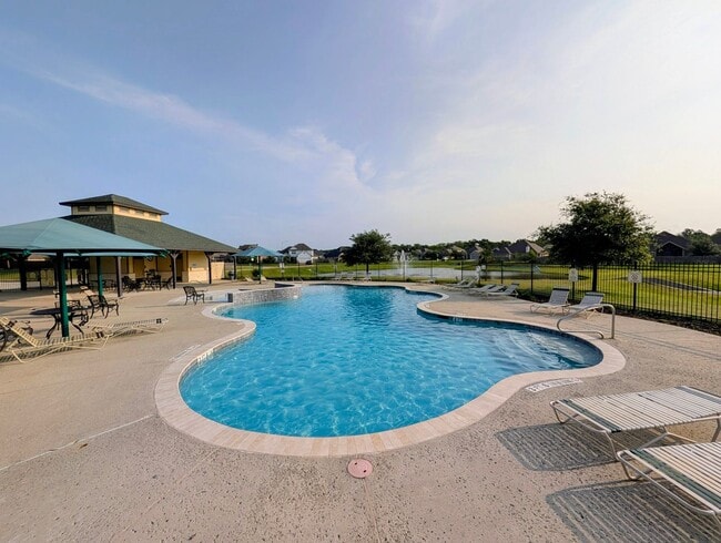 Building Photo - College Station - 3 bedroom / 2 bath- 2 car garage - fenced in back yard home in Creek Meadows