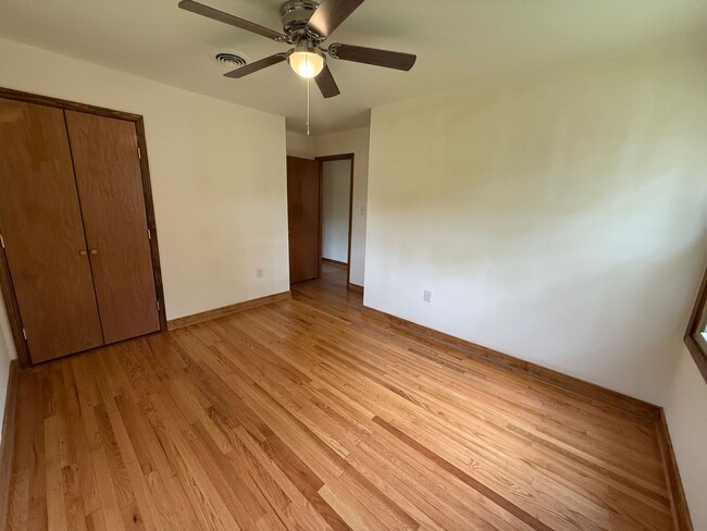Building Photo - Large 4-Bed Brick Rancher with 2-Car Attac...