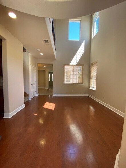 Building Photo - 1123 Montague Ln
