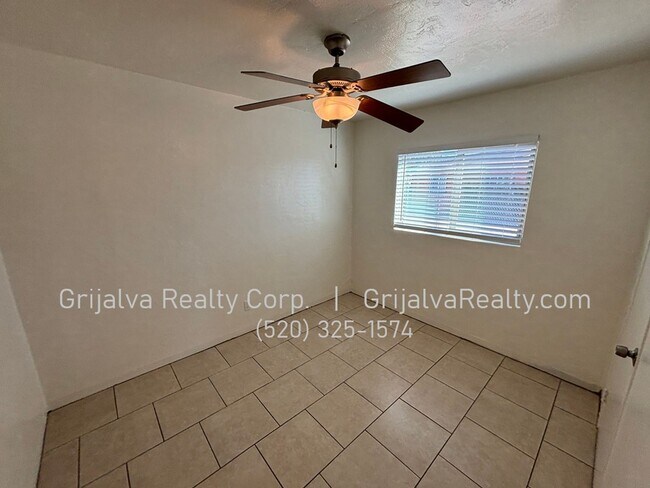 Building Photo - 4549 E Eastland St