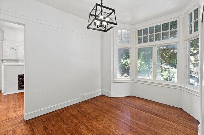 Building Photo - 1809 Oak St