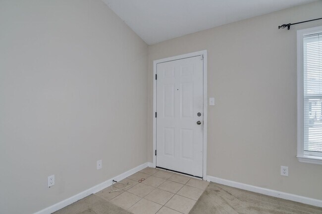 Building Photo - End Unit Townhome!