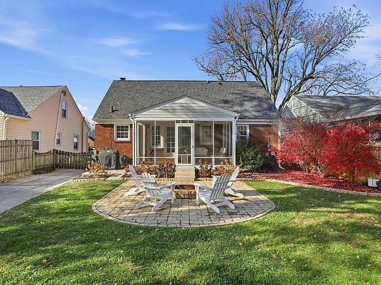 Building Photo - 5873 Kingsley Dr