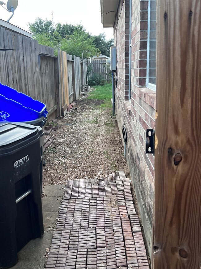 Building Photo - 5911 Llano Creek Dr