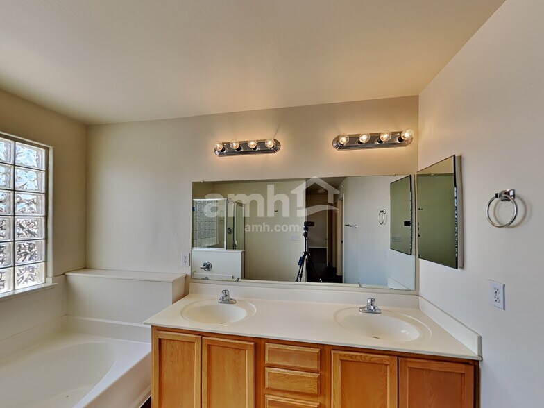 Building Photo - 3822 W South Butte Rd