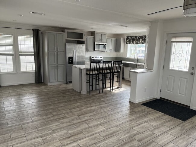 Building Photo - 300 Peck St