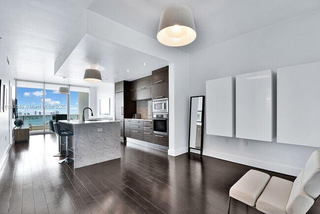 Building Photo - 900 Biscayne Blvd