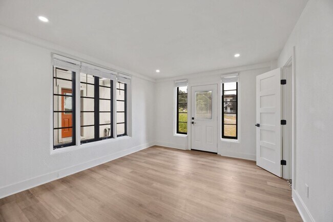 Building Photo - 8 BED 4 BATH Fully remodeled house in West...