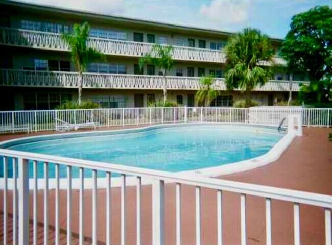 Building Photo - Spacious 1-Bed Condo in Sutton House – 974...
