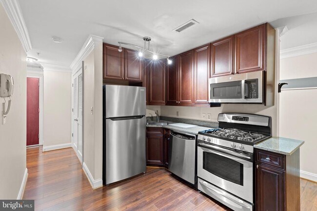 Building Photo - 1210 R St NW