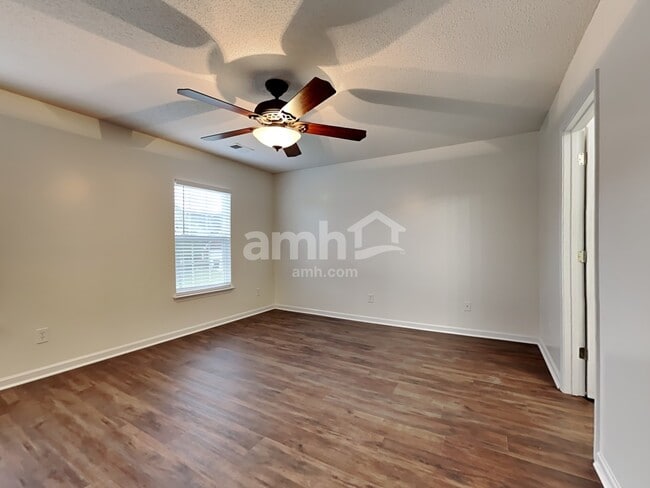 Building Photo - 425 Green Park Ln