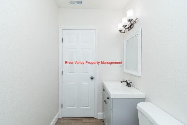 Building Photo - Move in Special, Adorable remodeled Cottage, 3+2, CHA, Garage, fenced yard, close to Christian Br...