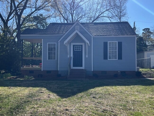 Building Photo - Newly-RENOVATED 2/1 House in a prime location!