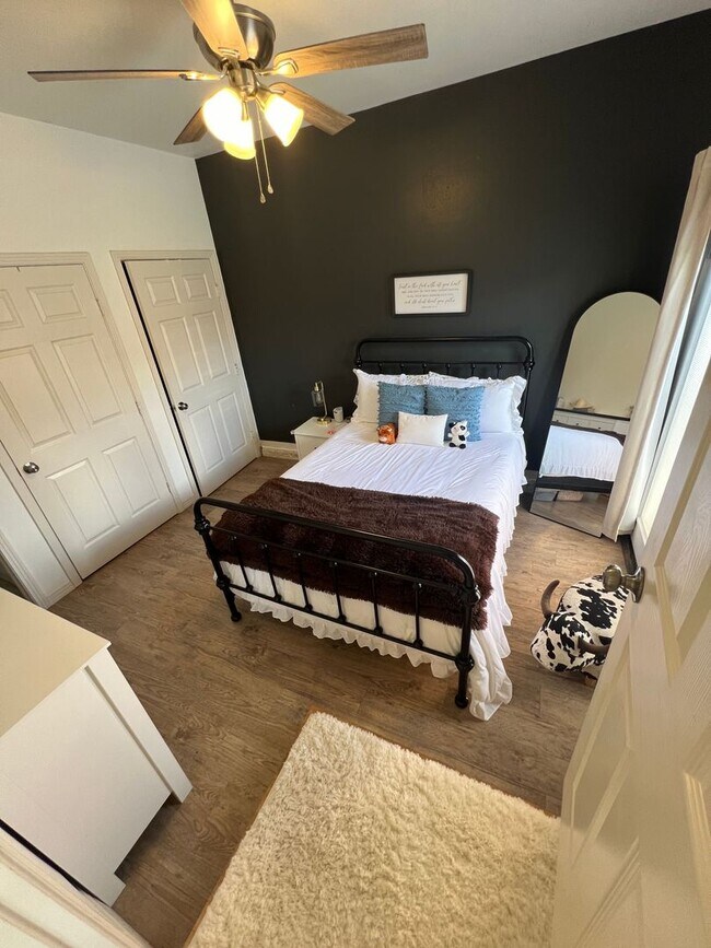 Building Photo - Pre Leasing for fall 2026! 3/2 in Medical District