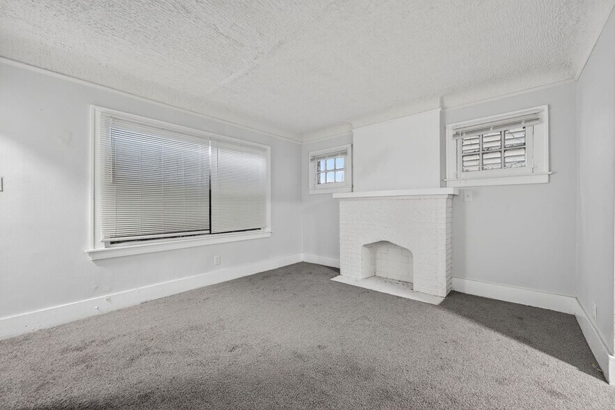 Building Photo - 16189 San Juan Dr